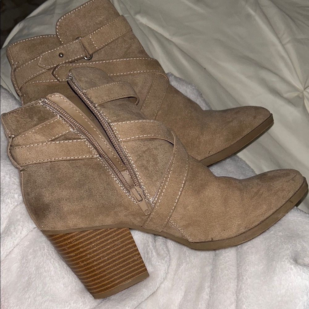 Tan Ankle Boots with Chunky Heel and Side Zipper